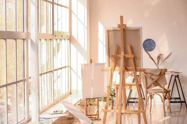 Intérieur de la chambre d'artiste moderne — Photo