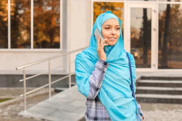 美丽的年轻穆斯林女子在室外电话交谈 — 图库照片