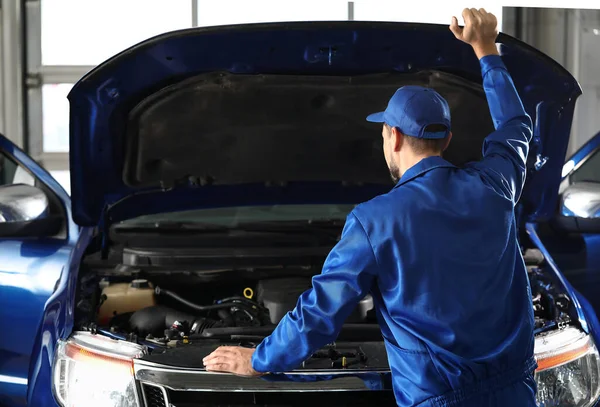 Mecánico masculino trabajando en el centro de servicio de coches — Foto de Stock