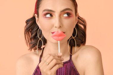 Lolipop renk arka plan üzerinde olan güzel kadın