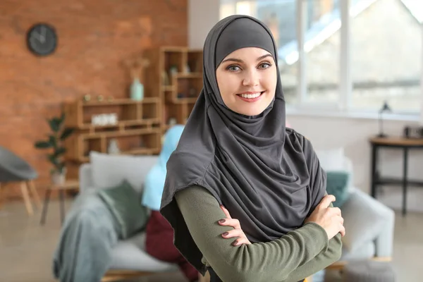 Mulher muçulmana jovem bonita em casa — Fotografia de Stock
