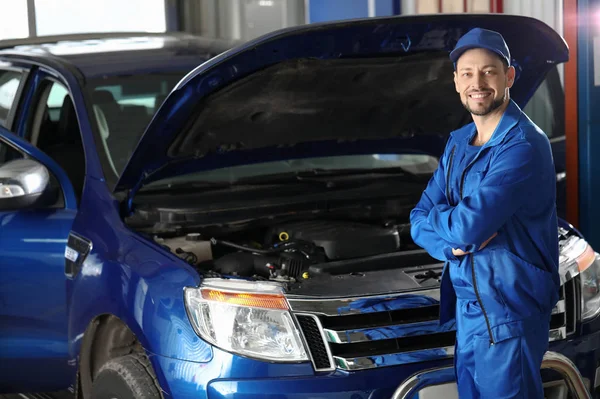 Mecánico masculino cerca del coche en el centro de servicio — Foto de Stock