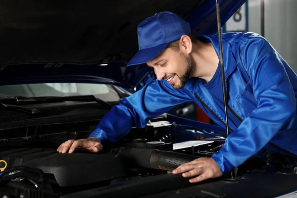 Mecánico masculino trabajando en el centro de servicio de coches —  Fotos de Stock