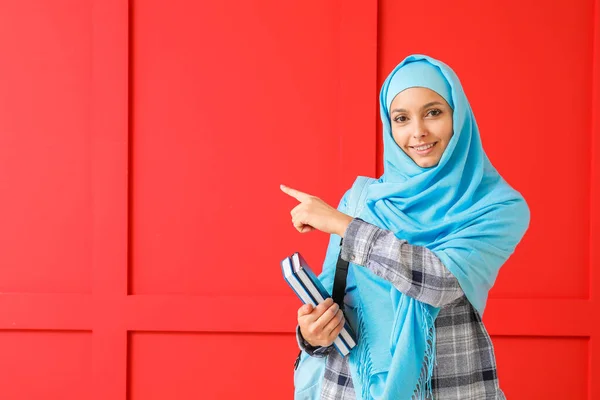 具有颜色背景的女穆斯林学生 — 图库照片