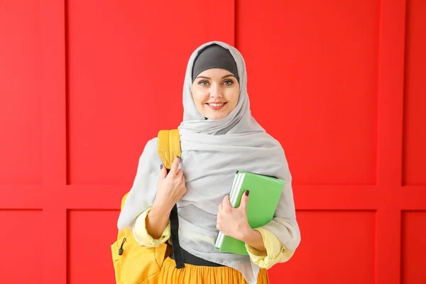 Estudante muçulmana em fundo de cor — Fotografia de Stock