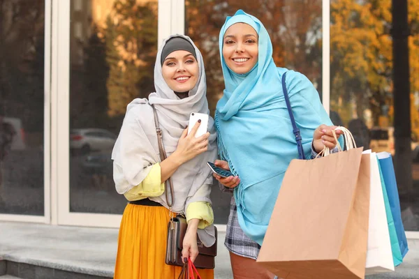 Gyönyörű muszlim nők bevásárló táskák a szabadban — Stock Fotó