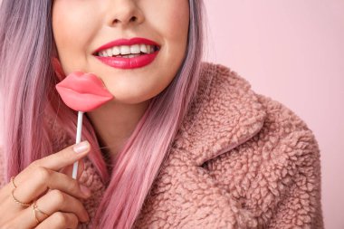 Lolipop renk arka plan, closeup üzerinde olan güzel kadın