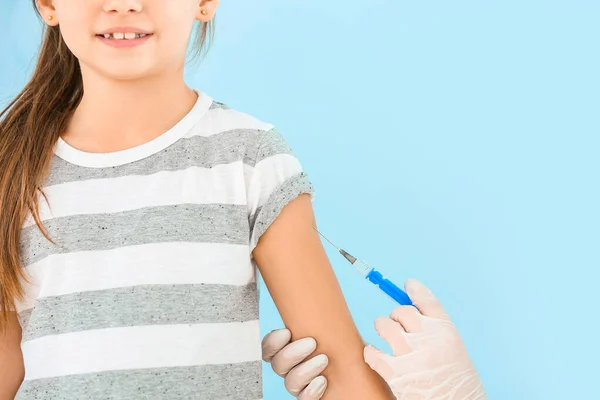 Lékař vakcinace holčička proti světlému pozadí — Stock fotografie