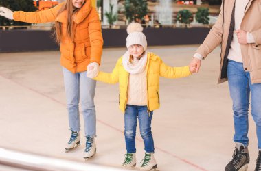 Mutlu aile buz pateni pistinde