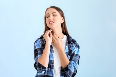 Alerjik kadını renk arkaplanına çizmek