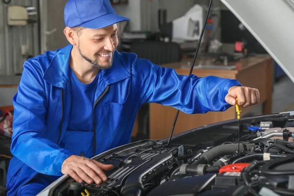 Nivel de comprobación mecánica masculina del aceite en el motor del coche —  Fotos de Stock