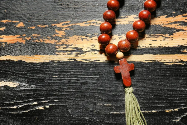 Rosario perline cristiane su sfondo di legno scuro — Foto Stock