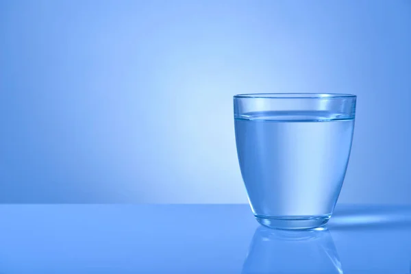 Glas zoet water op kleur achtergrond — Stockfoto