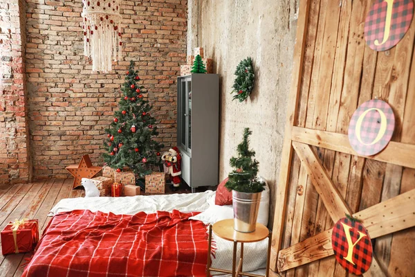 Interior elegante do quarto decorado para o Natal — Fotografia de Stock