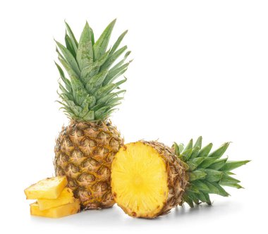 Beyaz arka plan üzerinde olgunlaşmış taze ananas