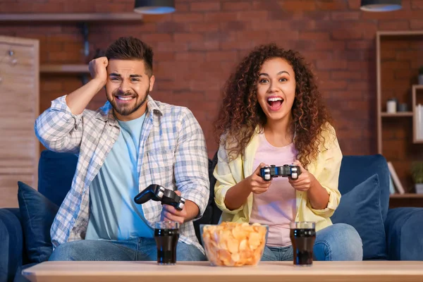 Freunde spielen Videospiel zu Hause — Stockfoto