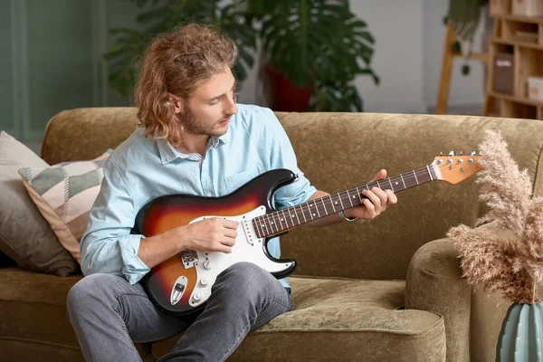 Man playing modern guitar at home — Stock Photo, Image