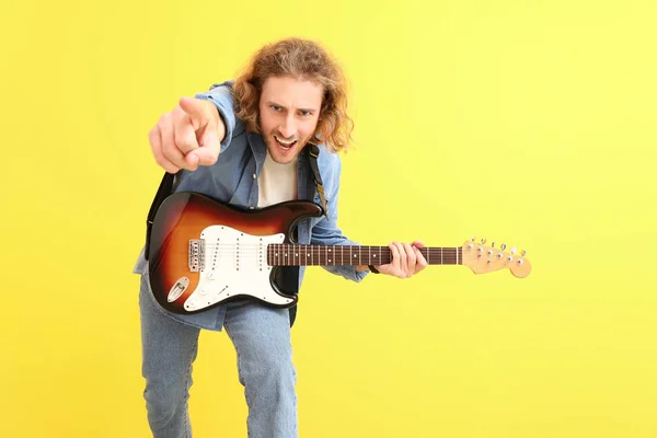 Man playing guitar on color background — Stock Photo, Image