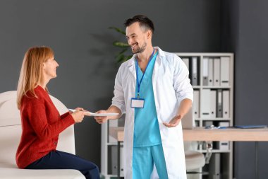 Hasta ile klinikte çalışan erkek doktor.