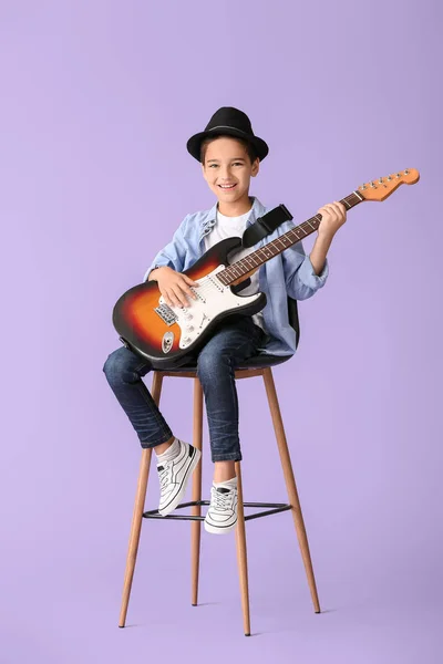Ragazzino che suona la chitarra su sfondo a colori — Foto Stock