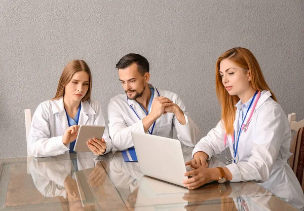 Команда лікарів під час зустрічі в клініці — стокове фото