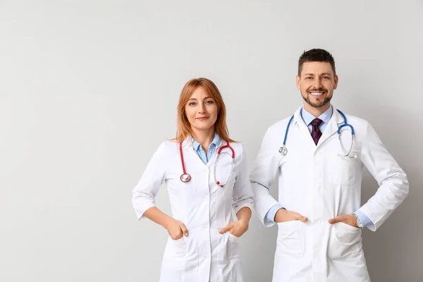 Porträt von Ärzten auf hellem Hintergrund — Stockfoto