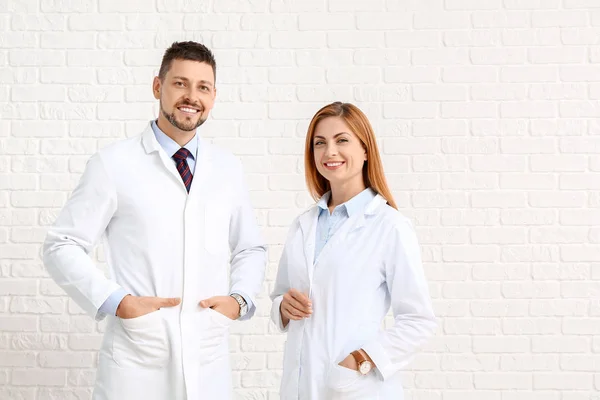 Equipe de médicos em fundo de tijolo branco — Fotografia de Stock