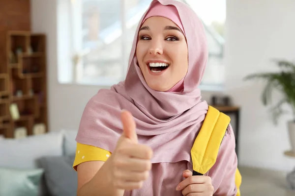 Muslimische Studentin zeigt zu Hause Daumen hoch — Stockfoto