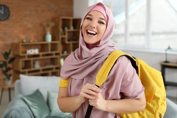 Női muszlim diák otthon — Stock Fotó