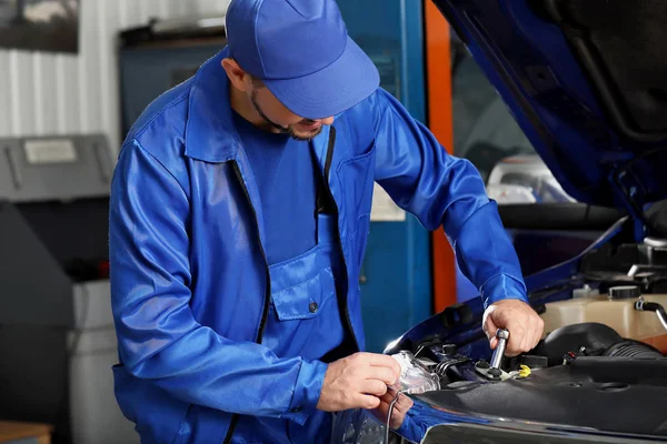 Mecánico masculino trabajando en el centro de servicio de coches — Foto de Stock