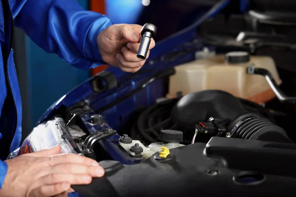 Male mechanic working in car service center — 스톡 사진