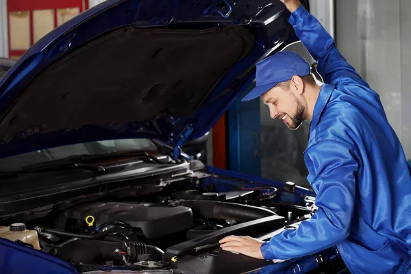 Mecánico masculino trabajando en el centro de servicio de coches — Foto de Stock