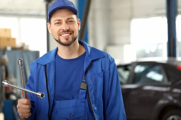 Muž mechanik v servisním středisku — Stock fotografie