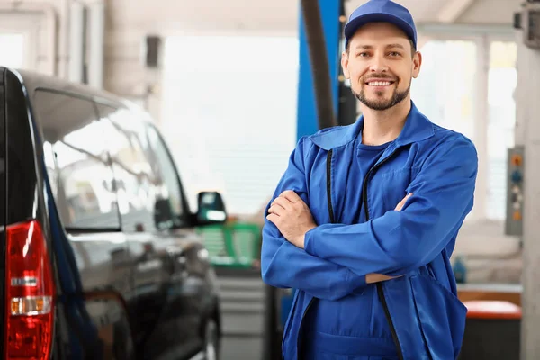 Manlig mekaniker i bil servicecenter — Stockfoto