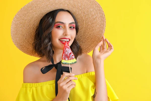 Schöne junge Frau mit Lutscher auf farbigem Hintergrund — Stockfoto