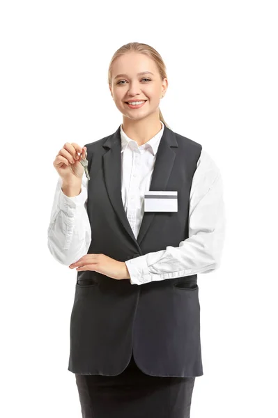 Πορτρέτο της γυναίκας ρεσεψιονίστ ξενοδοχείο με κλειδί δωματίου σε λευκό φόντο — Φωτογραφία Αρχείου