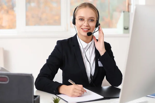 Female secretary working in office — Stock Photo, Image