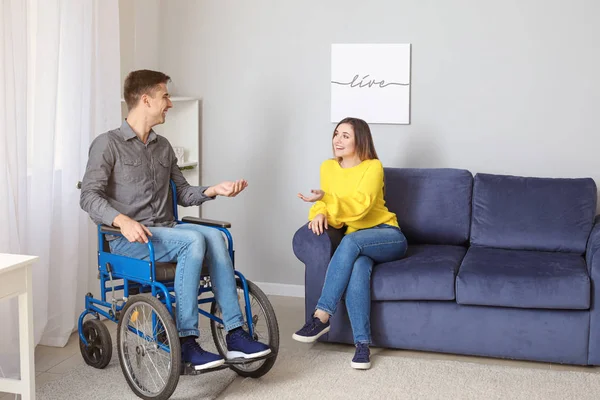 Инвалид в инвалидном кресле и жена дома — стоковое фото