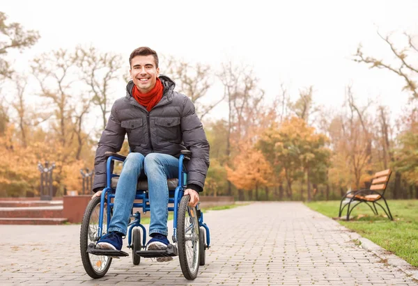 Jeune homme handicapé dans le parc d'automne — Photo