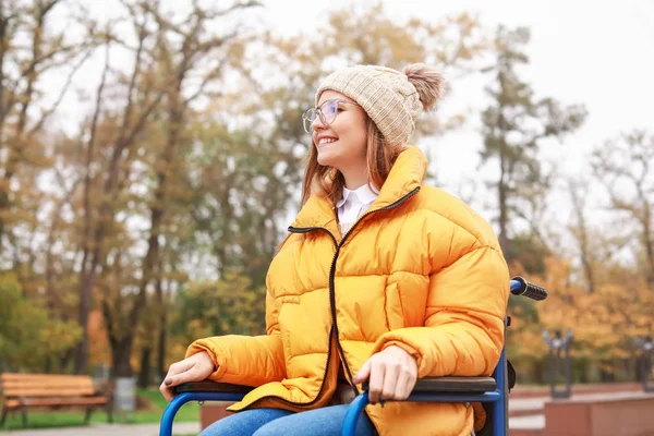 Mujer joven discapacitada en el parque de otoño — Foto de Stock