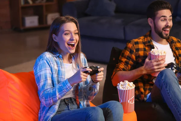 Friends playing video game at home — Stock Photo, Image