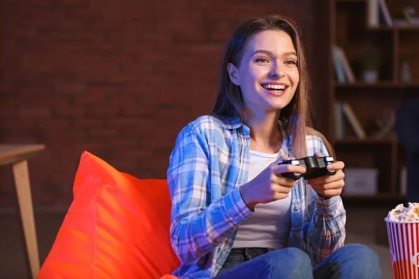 Jonge vrouw spelen video game thuis — Stockfoto