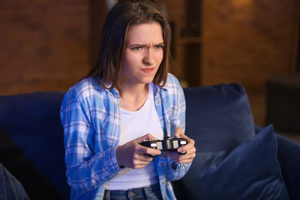 Joven mujer jugando videojuego en casa —  Fotos de Stock