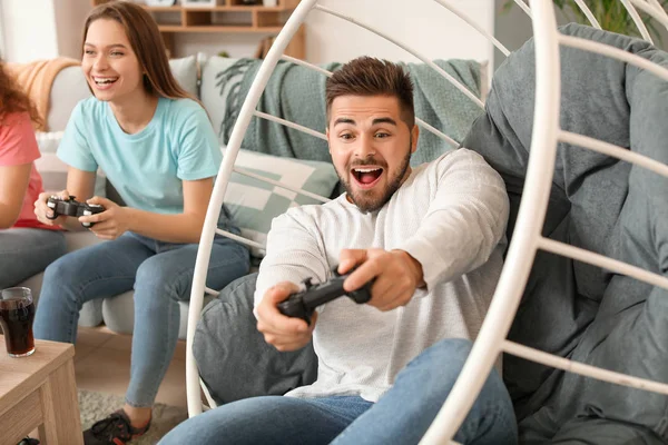 Amigos jogando videogame em casa — Fotografia de Stock