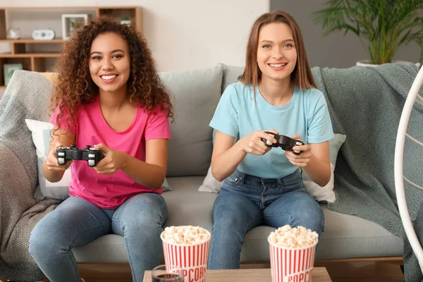 Prieteni care joacă jocuri video acasă — Fotografie, imagine de stoc