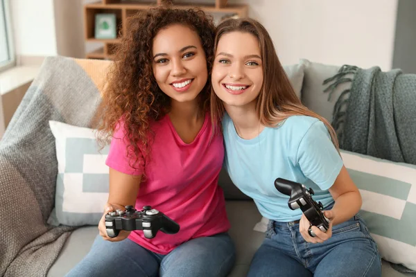 Amici che giocano ai videogiochi a casa — Foto Stock