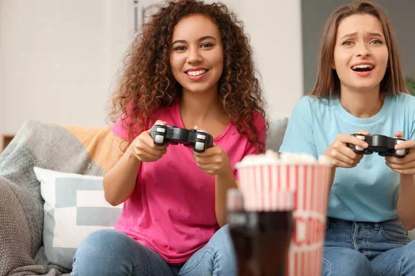 Amigos jugando videojuegos en casa —  Fotos de Stock