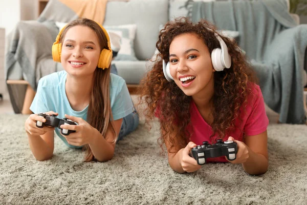 Amici che giocano ai videogiochi a casa — Foto Stock