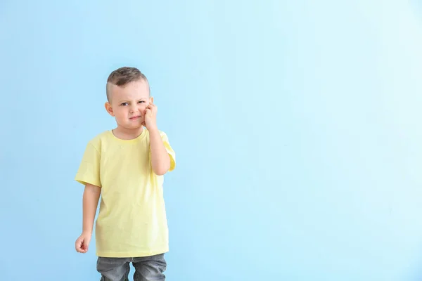 Scratching allergic little boy on color background — Stock Photo, Image