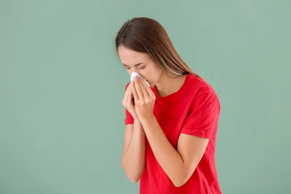 Jovem mulher que sofre de alergia no fundo de cor — Fotografia de Stock